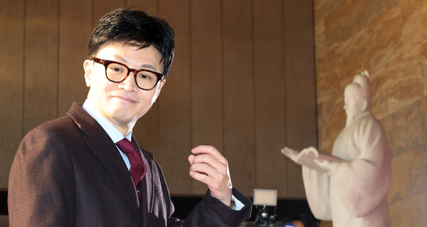 국민의힘 한동훈 비상대책위원장이 27일 국회에서 기자들의 질문을 듣고 있다. (사진=연합뉴스)