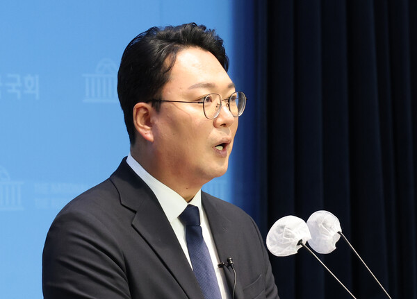 이준석 전 국민의힘 대표 측근인 천하람 전남 순천갑 당협위원장이 29일 국회에서 탈당 기자회견을 하고 있다. (사진=연합뉴스)