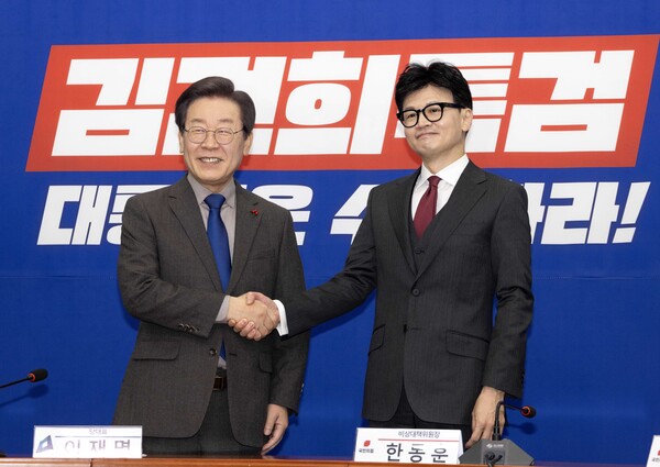이재명 더불어민주당 대표가 29일 국회 민주당 대표실로 예방한 한동훈 국민의힘 비상대책위원장과 악수를 하고 있다. (사진=연합뉴스)