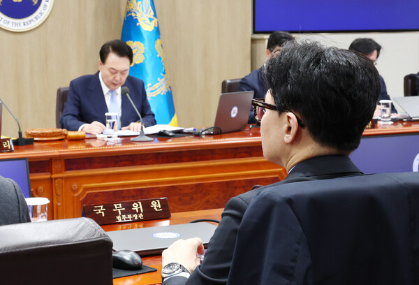 지난 19일 서울 용산 대통령실 국무회의에서 윤 대통령의 발언을 한동훈 전 법무부 장관이 듣고 있다. (사진=연합뉴스)