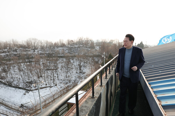 윤석열 대통령이 지난해 12월 28일 경기 연천군 중부 전선 육군 제5보병사단 열쇠전망대를 방문해 군사대비태세를 점검하고 있다. (사진=연합뉴스)