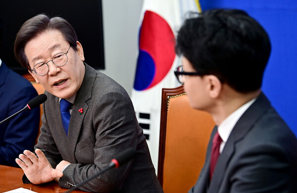 이재명 더불어민주당 대표가 지난해 12월 29일 국회 민주당 대표실로 상견례차 찾아온 한동훈 국민의힘 비상대책위원장과 대화하고 있다. (사진=연합뉴스)