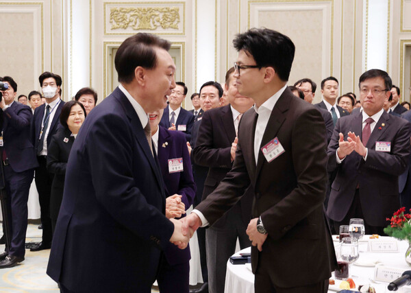 윤석열 대통령이 지난 3일 청와대 영빈관에서 열린 '2024년 신년 인사회'에 참석한 국민의힘 한동훈 비상대책위원장과 인사하고 있다. (사진=연합뉴스)