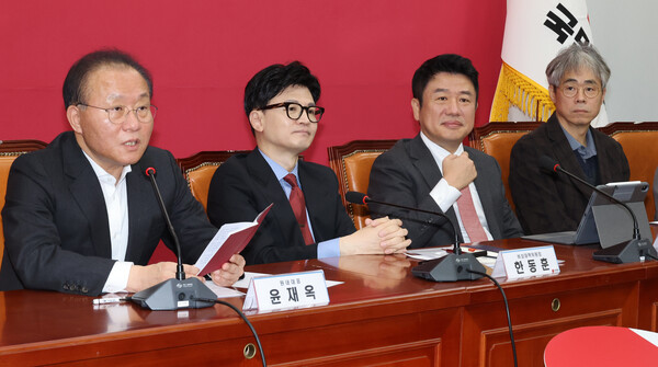 민의힘 윤재옥 원내대표가 18일 국회에서 열린 비대위 회의에서 발언하고 있다. 왼쪽부터 윤 원내대표, 한동훈 비대위원장, 유의동 정책위의장, 김경율 위원. (사진=연합뉴스)