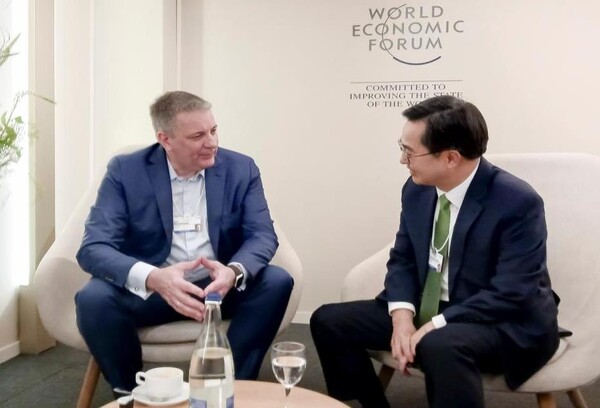 김동연 경기도지사가 16일 오전(현지시간) 스위스 다보스 콩그레스센터에서 과학기술기업 독일 머크 그룹의 카이 베크만 일렉트로닉스 회장(CEO)을 만나 투자를 요청하는 대화를 나누고 있다. (사진=연합뉴스)