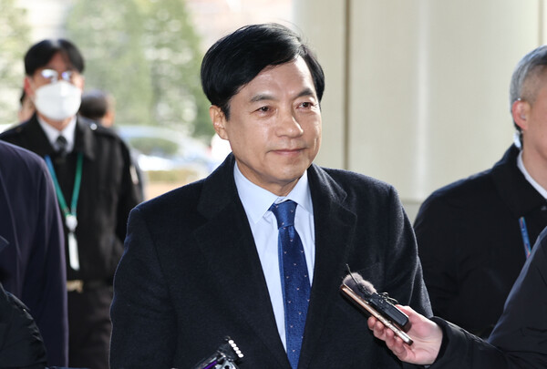 김학의 전 법무부 차관 불법 출국금지 의혹 수사를 무마한 혐의로 기소된 이성윤 법무연수원 연구위원이 25일 오후 서초구 서울고등법원에서 열린 2심 선고 공판에 출석하기 위해 법정으로 향하고 있다. (사진=연합뉴스)