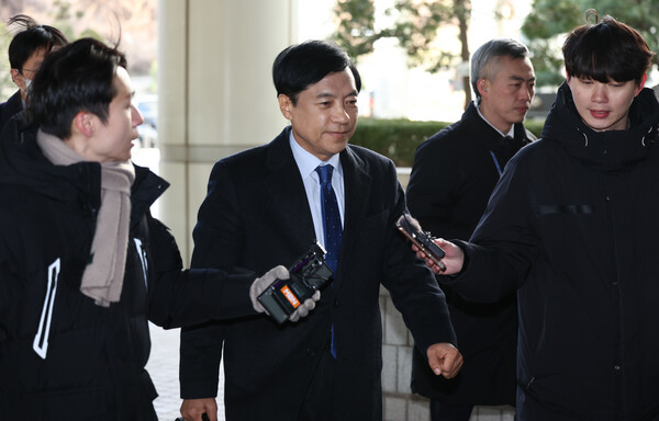 김학의 전 법무부 차관 불법 출국금지 의혹 수사를 무마한 혐의로 기소된 이성윤 법무연수원 연구위원이 25일  2심 선고재판에 출석하고 있다. 1심에 이어 2심도 무죄 선고됐다. (사진=연합뉴스)