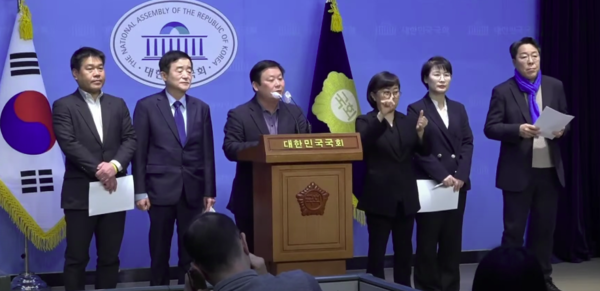 민생경제연구소, 검사를 검사하는 모임 등 시민단체들은 7일 "(대선) 당시에 본인이 대선에 당선되기 위해 뉴스버스나 한겨레 보도가 여권의 정치공작이라는 거짓말을 했다"며 윤석열 대통령과 한동훈 국민의힘 비대위원장에 대해 명예훼손, 선거법 위반 등 혐의로 고발했다. (사진=오마이뉴스TV 캡처)