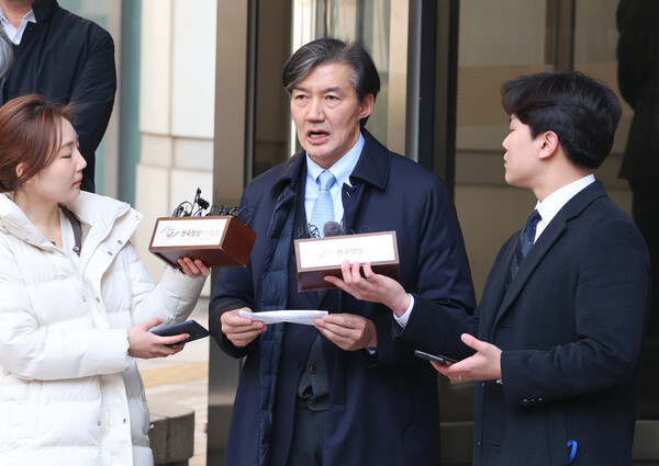 자녀 입시 비리와 청와대 감찰 무마 등 혐의로 2심에서 징역 2년 실형을 선고받은 조국 전 법무부 장관이 8일 오후 서울고등법원에서 항소심 선고공판을 마친 뒤 취재진의 질문에 답변하고 있다. (사진=연합뉴스)