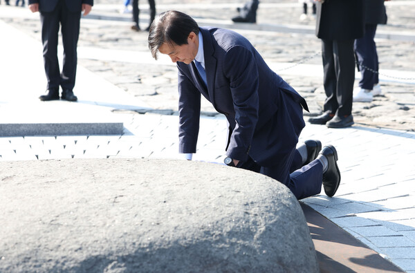 조국 전 법무부 장관이 설 연휴 마지막 날인 12일 오후 경남 김해시 진영읍 봉하마을 고(故) 노무현 전 대통령 묘역을 참배하고 있다. (사진=연합뉴스)