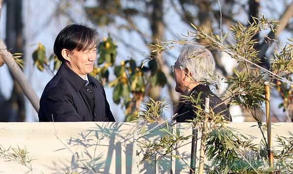 조국 전 법무부(왼쪽) 장관이 설 연휴 마지막 날인 12일 오후 경남 양산시 하북면 평산마을 문재인 전 대통령 사저를 방문해 문 전 대통령과 인사하고 있다. (사진=연합뉴스)