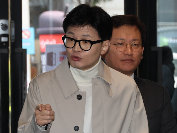 국민의힘 한동훈 비상대책위원장이 13일 여의도 당사 입구에서 기자들의 질문에 답하고 있다. (사진=연합뉴스)