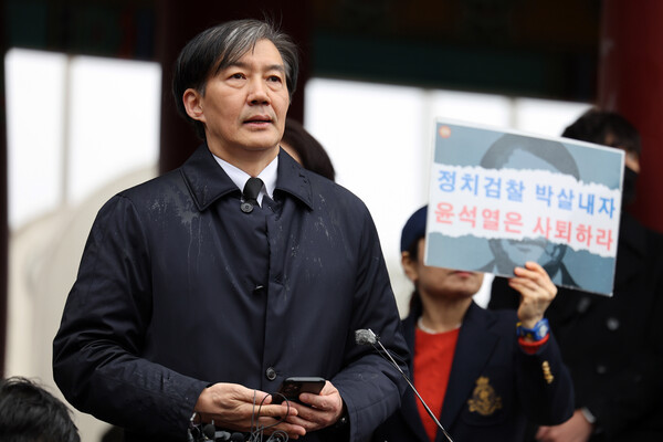 조국 전 법무부 장관이 지난 14일 오전 광주 국립 5·18민주묘지를 찾아 참배한 뒤 기자들 질문에 답변하고 있다. (사진=연합뉴스)