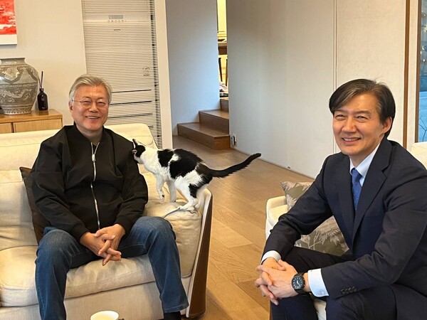 조국 전 법무부 장관이 지난 12일 경남 양산시 평산마을에서 문재인 전 대통령을 방문, 담소를 나누고 있다. (사진=연합뉴스 / 조국 전 법무부장관)