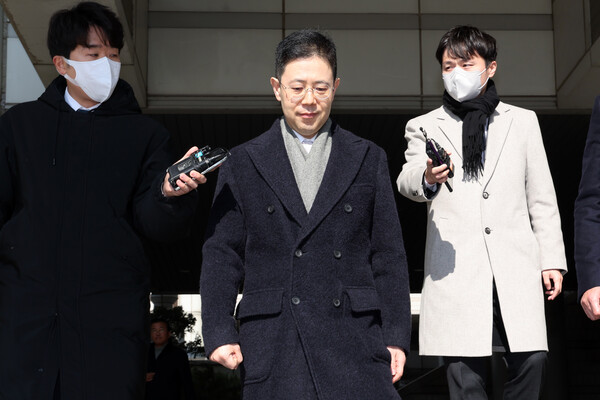 손준성 대구고검 차장검사(검사장)가 지난달 31일 오전 서울 서초구 중앙지법에서 열린 고발사주(공직선거법 위반, 공무상 비밀누설 등 혐의) 사건에서 징역 1년을 선고 받은 뒤 법원을 나서고 있다. (사진=연합뉴스)