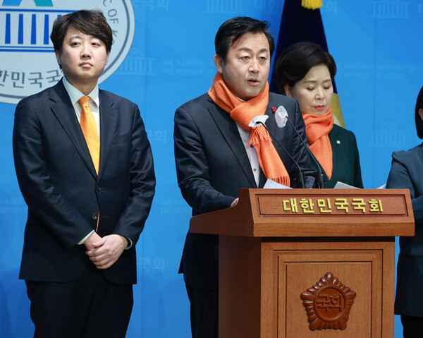 김용남 개혁신당 정책위의장이 지난 2월  6일 국회 소통관 기자회견에서 발언하고 있다. 왼족은 이준석 대표, 오른쪽은 양향자 원내대표. (사진=연합뉴스)