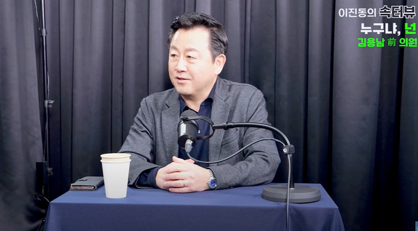24일 뉴스버스TV   에 출연, 인터뷰 중인 김용남 개혁신당 정책위의장. 