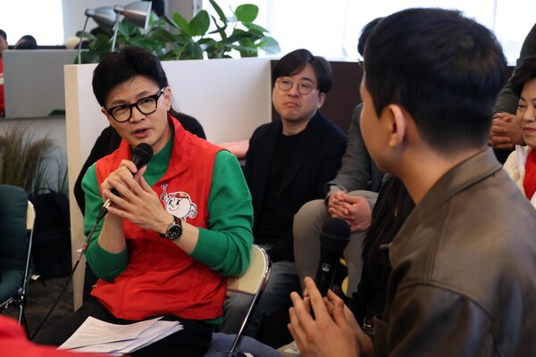 한동훈 국민의힘 비상대책위원장이  27일 서울 성동구의 한 북카페에서 '기후 미래 택배' 현장 공약 발표 후 기후 미래 스타트업 창업자들과 이야기하고 있다. (사진=연합뉴스)