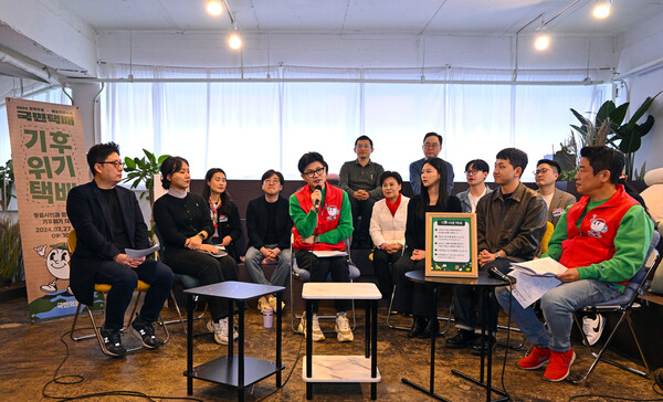 한동훈 국민의힘 비상대책위원장이  27일 서울 성동구의 한 북카페에서 '기후 공약'을 현장 발표하고 있다. (사진= 연합뉴스)