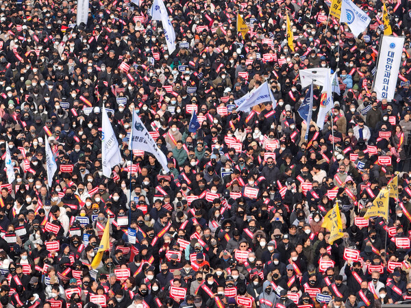 3일 오후 서울 영등포구 여의대로에서 열린 대한의사협회 주최 전국의사총궐기 대회에서 참가자들이 구호를 외치고 있다. (사진=연합뉴스)