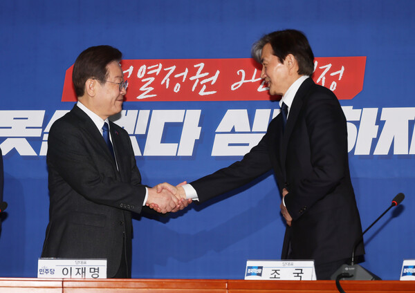 더불어민주당 이재명 대표가 5일 국회에서 취임인사차 예방한 조국혁신당 조국 대표와 악수하고 있다. (사진=연합뉴스)