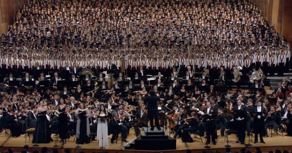 대규모 관현악곡의 상징 말러의 '1000인교향곡'의 구스타보 두다멜이 지휘하는 LA필하모닉 연주장면.