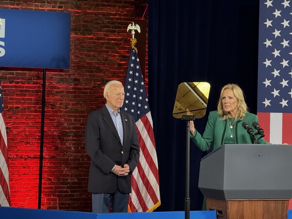 9일(미국 현지 시간) 조 바이든 대통령이 애틀랜타에서 대선 유세를 위해 질 바이든 여사와 함께 단상에 서 있다. (사진=이상연 뉴스버스 애틀랜타 객원특파원)