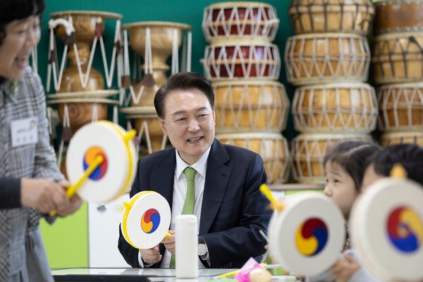 윤석열 대통령이 21일 강원도 원주시 명륜초등학교의 늘봄학교 '초1 맞춤형 프로그램'에 참여해 아이들과 소고를 함께 연주하고 있다. (사진=연합뉴스)
