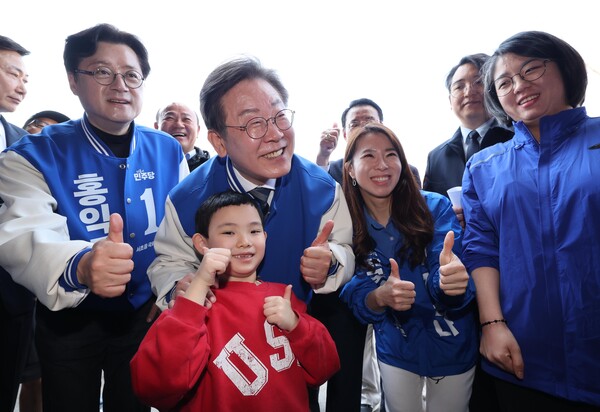 이재명 더불어민주당 대표가 24일 오후 서울 서초구 서울고속버스터미널에서 어린이와 사진을 찍고 있다. (사진=연합뉴스)