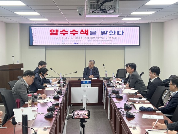  '검찰 휴대전화 불법사찰' 등과 관련, 인권연대 등이 주최한 '압수수색 남용 이대로 괜찮나?' 토론회가 25일 오후 3시 국회 의원회관 간담회장에서 열리고 있다. (사진=인권연대)