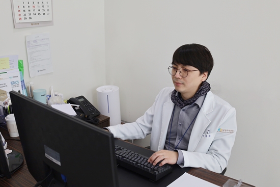 Diretor do Departamento de Medicina Interna do Hospital Namyango Baik Myung-yun Lee