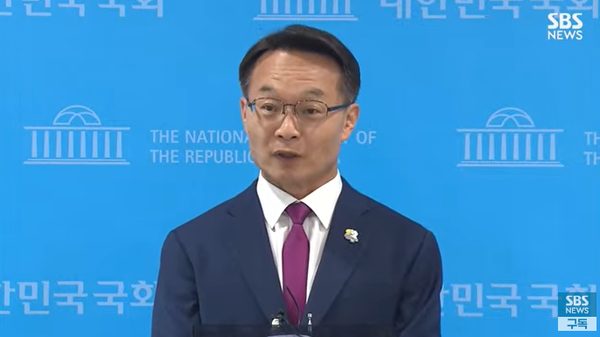 조해진 국민의힘 의원이  31일 국회 소통관에서  윤석열 대통령의 사죄를 촉구하고 있다. (사진=SBS캡처)