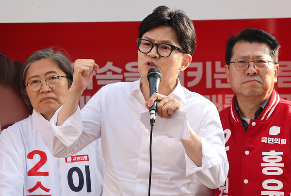 국민의힘 한동훈 비상대책위원장이 4일 오후 경기도 수원시 영통구에서 제22대 국회의원선거 국민의힘 수원 지역 후보들 지원 유세를 하고 있다. (사진=연합뉴스)