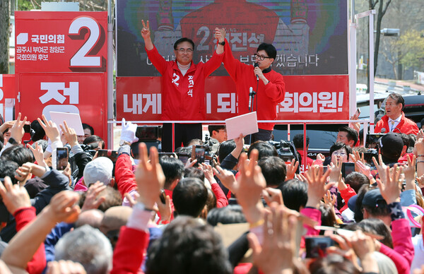 국민의힘 한동훈 비상대책위원장 겸 총괄 선거대책위원장이 7일 충남 공주시 공주대학교 후문 앞에서 정진석 후보 지지를 호소하고 있다. (사진=연합뉴스)