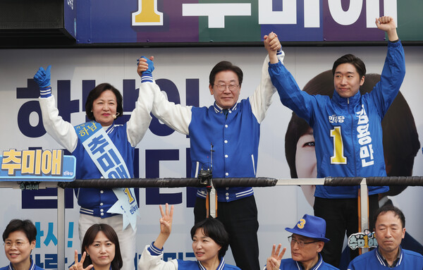 이재명 더불어민주당 대표가 7일 경기 하남시 위례스타필드시티 앞에서 추미애 후보의 손을 잡고 지지를 호소하고 있다. (사진=연합뉴스)