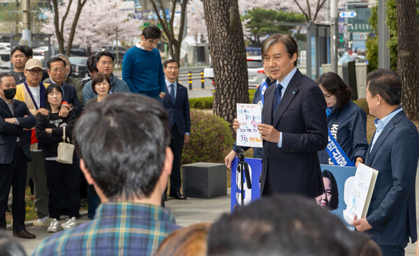  조국혁신당 조국 대표가 8일 경기 김포시 김포아트홀에서 열린 '검찰독재 조기종식, 김포 시민과 함께'에서 발언하고 있다. (사진=연합뉴스)