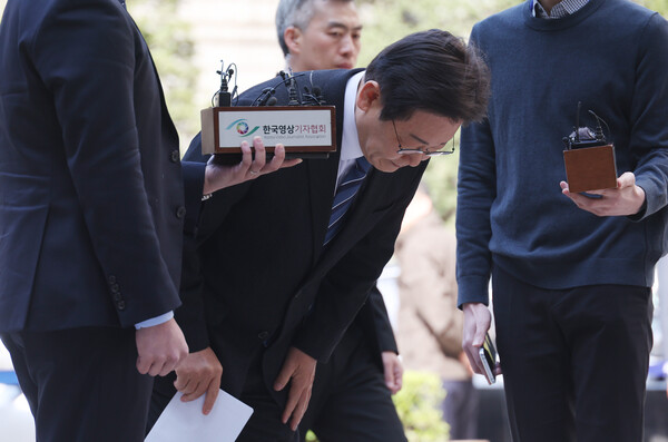 더불어민주당 이재명 대표가 총선 하루 전날인 9일 서초동 서울중앙지법에서 열리는 대장동·성남FC·백현동 관련 재판에 출석하며 카메라를 향해 인사하고 있다. (사진=연합뉴스)