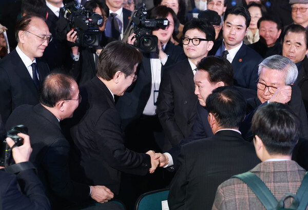 지난 1일 서울 중구 유관순 기념관에서 열린 제105주년 3.1절 기념식에서 윤석열 대통령과 이재명 더불어민주당 대표가 악수하고 있다. (사진=연합뉴스)