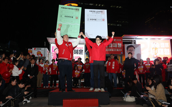 국민의힘 한동훈 비상대책위원장(오른쪽)과 국민의미래 인요한 선거대책위원장이 9일 서울 중구 청계광장에서 지지를 호소하고 있다. (사진=연합뉴스)