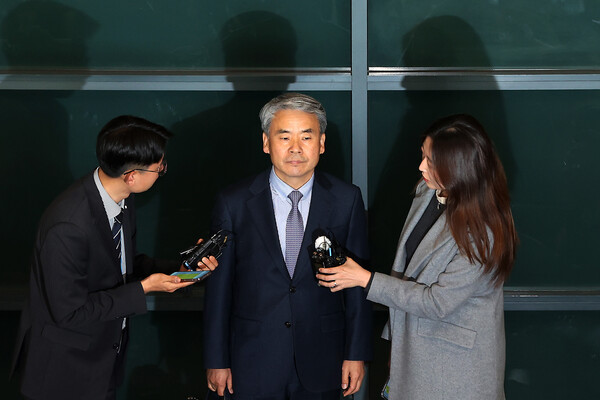 해병대 채모 상병 순직 사건 외압 의혹으로 수사받는 이종섭 주호주 대사가 3월 21일 인천 영종도 인천국제공항을 통해 귀국, 취재진에게 입장을 밝히고 있다.
