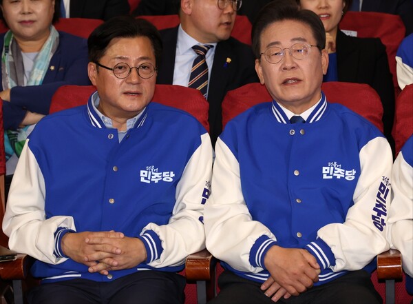 더불어민주당 이재명 대표와 홍익표 원내대표가 10일 오후 서울 여의도 국회 의원회관에 마련된 제22대 국회의원선거 개표상황실에서 출구조사 결과를 보며 대화를 하고 있다. (사진=연합뉴스)