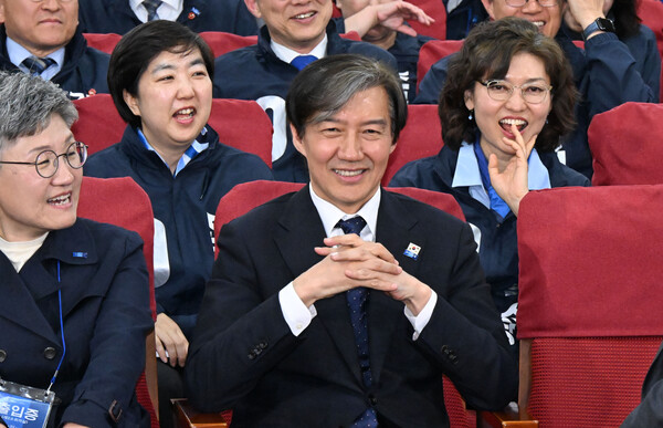 조국 조국혁신당 대표가 10일 오후 환한 표정으로 22대 총선 출구조사 결과를 지켜보고 있다. (사진=연합뉴스)