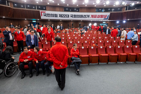 10일 오후 제22대 국회의원선거 출구조사에서 참패로 발표된 뒤 한동훈 비대위원장이 자리를 뜨자 개표를 지켜보던 인사들이 줄줄이 일어나 개표상황실을 빠져나가 빈자리만 남아있다. (사진=연합뉴스)