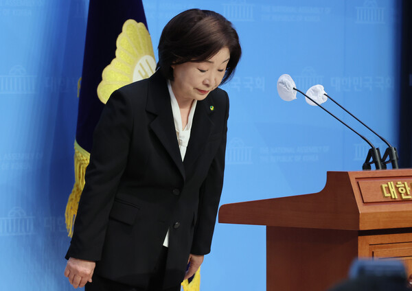 심상정 정의당 의원이 11일 국회 소통관에서 22대 총선 결과 관련 입장발표 기자회견을 마치며 인사하고 있다. (사진=연합뉴스)