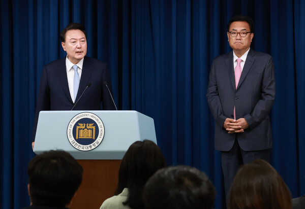 윤석열 대통령이 22일 서울 용산 대통령실 청사에서 열린 인사브리핑에서 신임 대통령 비서실장으로 국민의힘 정진석 의원이 임명됐다고 밝혔다. (사진=연합뉴스) 