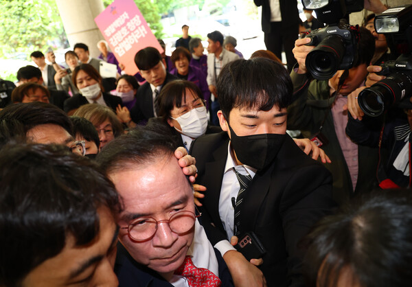 이태원 참사 부실 대응 혐의로 기소된 김광호 전 서울경찰청장이 22일 오후 서울 마포구 서울서부지방법원에서 열린 첫 공판에 출석하던 중 유가족의 항의를 받고 있다. (사진=연합뉴스)