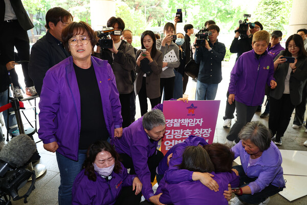 22일 오후 이태원 참사 부실 대응 혐의로 기소된 김광호 전 서울경찰청장의 첫 공판이 열리는 서울 마포구 서울서부지방법원에서 이태원 유가족들이 김 전 청장을 규탄하며 오열하고 있다. (사진=연합뉴스)