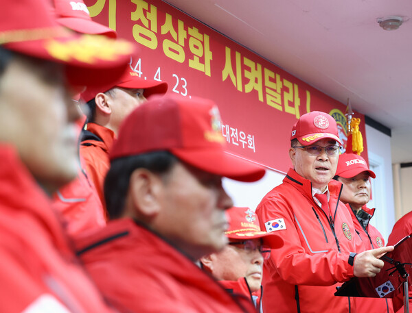 23일 오후 서울 서초구 해병대전우회 중앙회에서 이상훈 전우회 총재가 '해병대 채상병 순직 사건'의 조속한 조사를 촉구하며 기자회견을 하고 있다. (사진=연합뉴스)