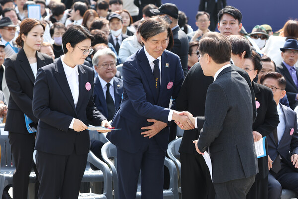 더불어민주당 이재명 대표와 조국혁신당 조국 대표가 19일 오전 서울 강북구 국립 4·19민주묘지에서 열린 제64주년 4·19 혁명 기념식에 참석하며 인사를 나누고 있다. (사진=연합뉴스)