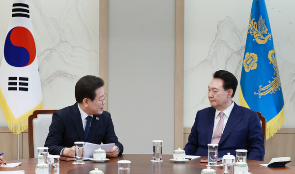 더불어민주당 이재명 대표가 29일 서울 용산 대통령실 집무실에서 열린 윤석열 대통령과의 영수회담에서 준비한 메시지를 윤 대통령에게 전하고 있다. (사진=연합뉴스)